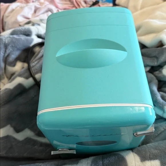 Frigidaire Mini Fridge in Aqua Blue - Picture 6 of 6
